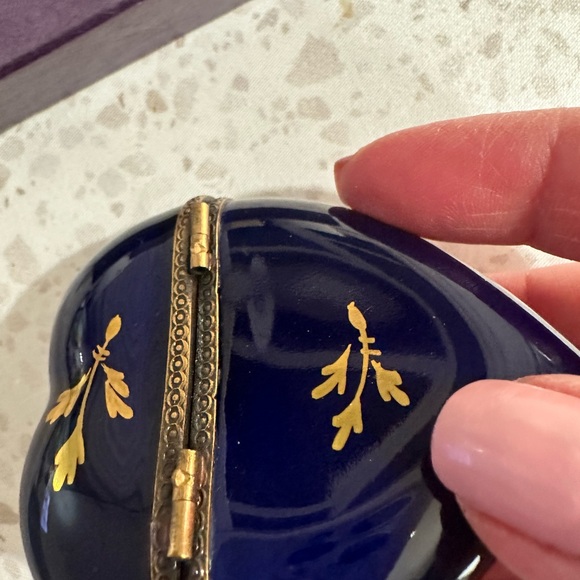 🔥 HOST PICK!  Limoges France heart trinket box - Picture 8 of 9